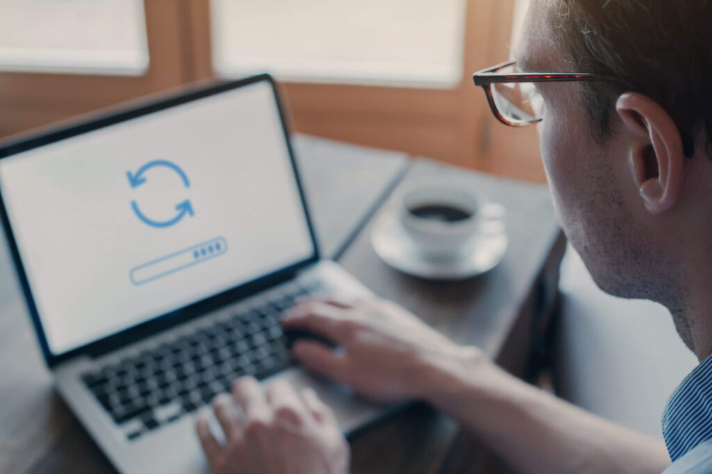 Homme utilisant un ordinateur portable pour gérer la maintenance d’un site WordPress.